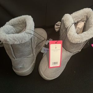 Girls winter boots. Insulated brand new.